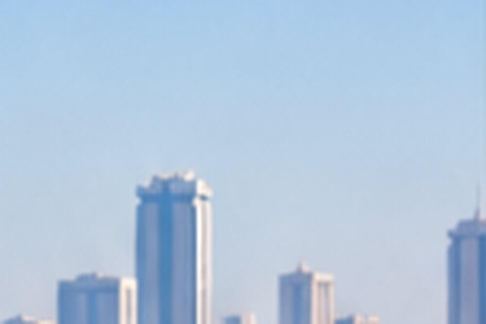 Panorama wieżowców Nairobi widziana z oddali w ciągu dnia